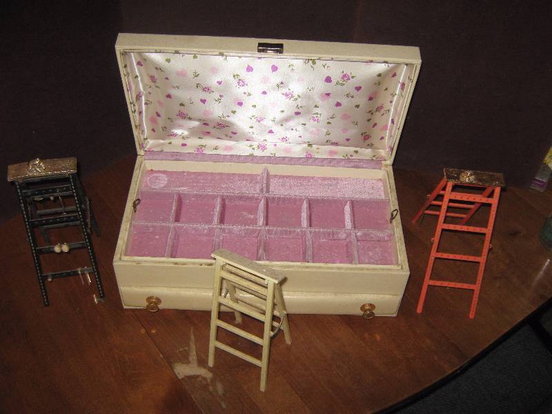 lot 7156 image: Large Jewelry box w 3 plastic earring ladders