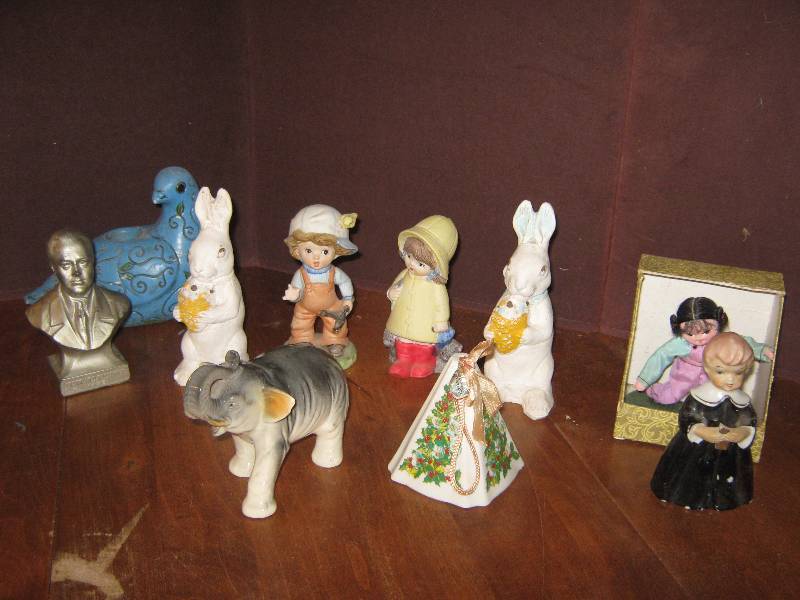 lot 7166 image: Large lot of vintage porcelain knick knacks- Homco, Japan, others.