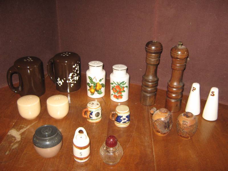 lot 7194 image: Large Salt & Pepper shaker lot, 7 sets, 3 extra shakers