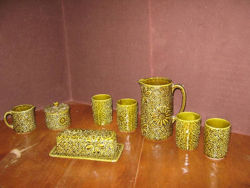 lot 7195 image: Japan Pottery Tea Set, Cups(4), Creamer(1), sugar pot w lid (1), Tea Carafe (1), butter dish w lid