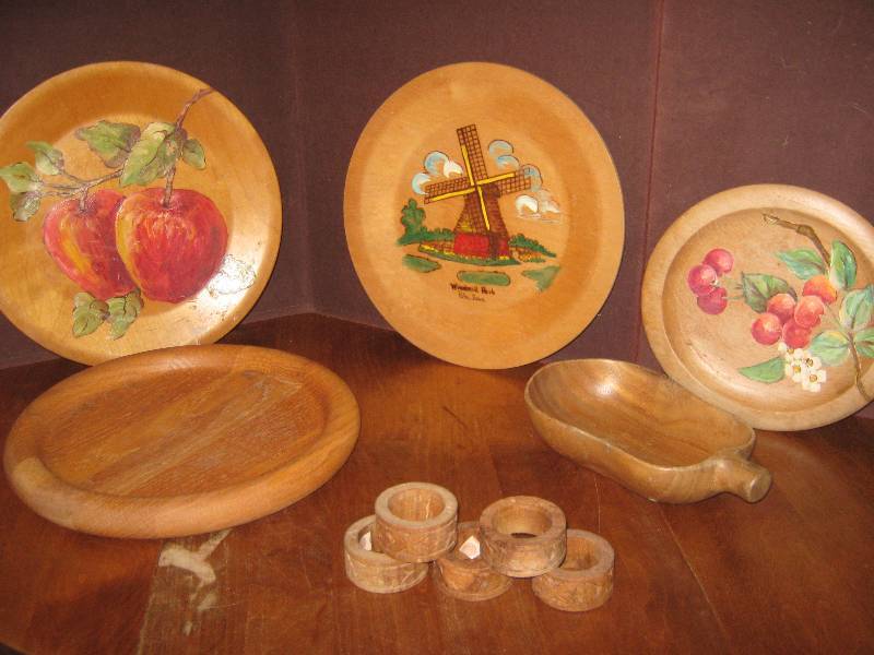 lot 7203 image: Wooden plate, bowl, napkin rings