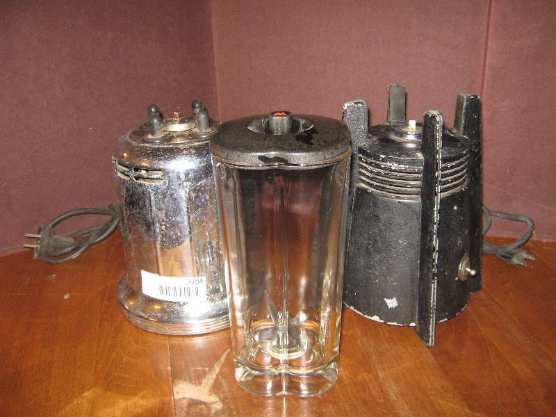 lot 7204 image: vintage Blender Westinghouse, two bases one top with lid