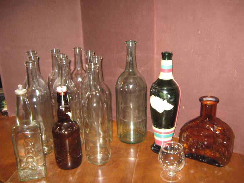 lot 7212 image: Liquor bottle lot, used collectible bottles and decanters for crafts or props