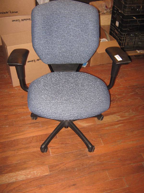 lot 7213 image: X- Large HON office chair, 4 wheels, adjustable height and arm rests