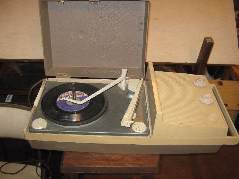 lot 7220 image: Admiral Solid State Suitcase record player, powers on might need a belt