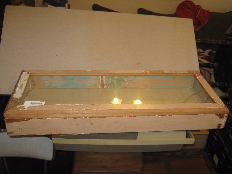 lot 7221 image: Table top display box, hinged glass top 30 x 12, glass is cracked