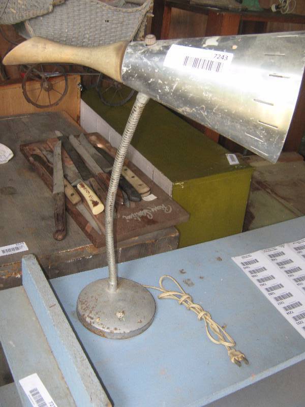 lot 7243 image: Vintage metal desk lamp