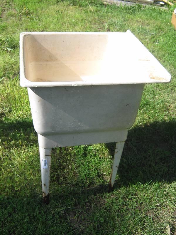 lot 7260 image: Plastic washbasin with metal base 23 x 25 x 12deep, 33 overall height