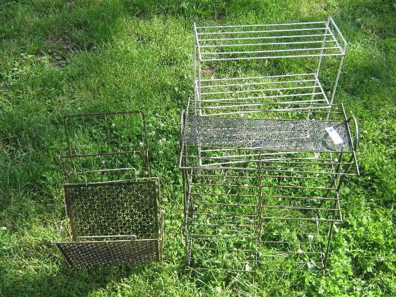 lot 7267 image: 2 wire bookshelves and 2 wire magazine racks