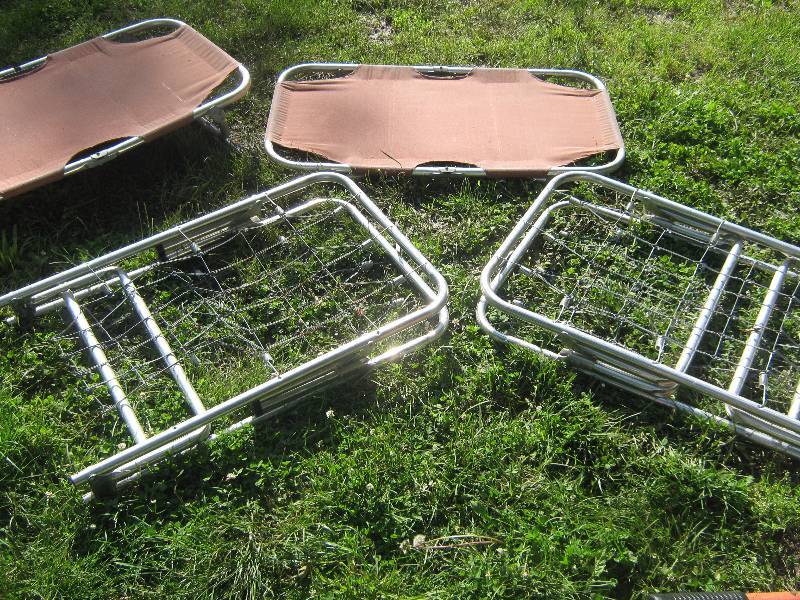 lot 7269 image: Cot lot (2) Aluminum folding cots- no pads, (2) child size aluminum cots