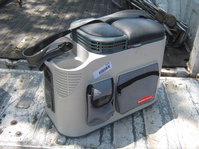 lot 7272 image: Rubbermaid Portable Hot Cold Cooler, Powers on