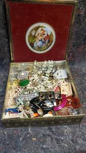 lot 1528 image: Great Lot of Costume Jewelry