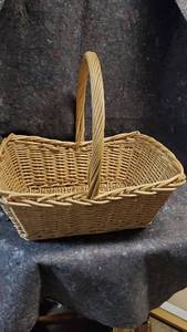 lot 1544 image: Large Wicker Basket