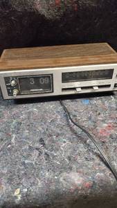 lot 1570 image: Vintahe Soundesign Clock Radio