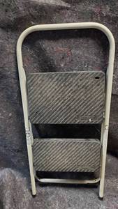 lot 1605 image: Safety 1st Step Stool