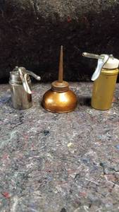 lot 1646 image: Lot of Vintage Oil Cans