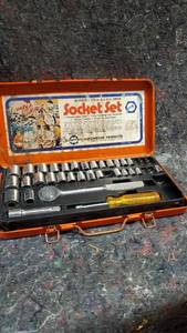 lot 1660 image: Chieftain Automotive Products 14 and 38 drive Socket Set