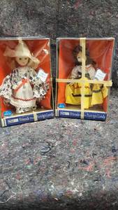 lot 1689 image: Pair of Friends from Foreign Lands Dolls