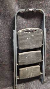 lot 1695 image: Rubbermaid 3 Step Step Stool
