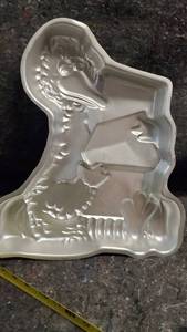lot 1716 image: Wilton Big Bird Cake Pan