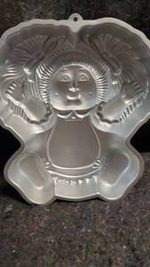 lot 1719 image: Wilton Cabbage Patch Cake Pan