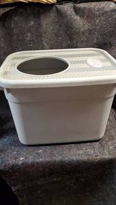 lot 1728 image: Clever Cat Litter Box