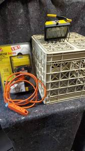 lot 1765 image: 3 In 1 Commercial Electric Hm50 Series Handy Man Halogen Clamp Light 250w Cl