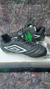 lot 1829 image: Umbro Bhildrens Soccer Shoes