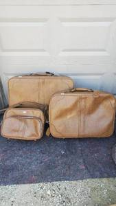 lot 1842 image: Leather Luggage Set