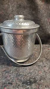 lot 1852 image: Vintage Aluminum Ice Bucket