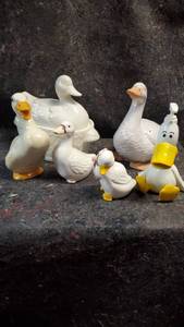 lot 1871 image: Lot of Ceramic Ducks