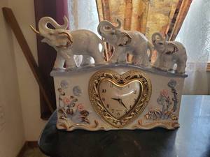 lot 3575 image: Porcelain mantel clock