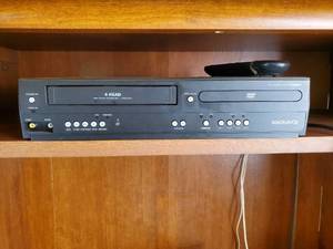 lot 3578 image: Magnavox DVDVCR player