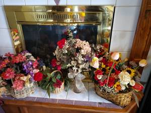 lot 3580 image: Faux flowers