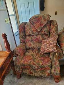 lot 3590 image: Cushioned wingback recliner