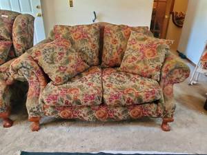 lot 3591 image: Cushioned loveseat