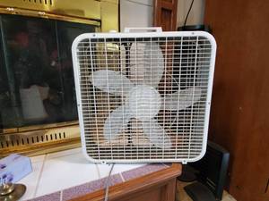 lot 3594 image: Box fan