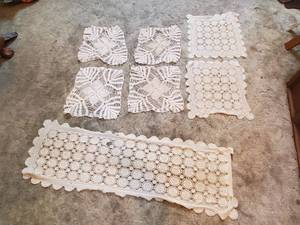 lot 3601 image: 7 - Doilies