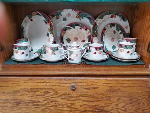lot 3610 image: Tienshan Christmas fine China- Magnolia
