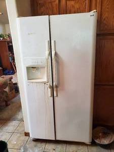 lot 3617 image: Frigidaire refrigerator- ice maker does not work