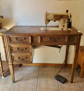 lot 3620 image: Singer Sewing machine cabinet wworking sewing machine