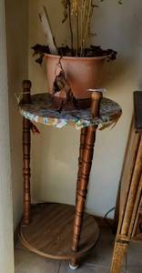 lot 3623 image: Wooden plant stand 32 H X 16 in dia wplant