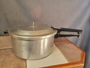 lot 3625 image: Mirro pressure cooker
