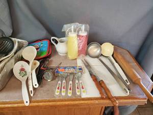 lot 3634 image: Kitchen utensils