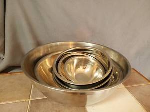 lot 3636 image: Metal mixing bowls