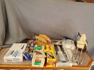 lot 3638 image: Kitchen supplies