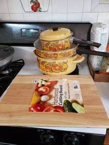 lot 3646 image: Matching 5 piece cookware set and cutting board