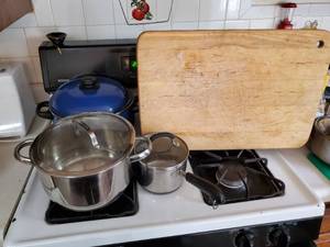 lot 3647 image: 5 pots wlids and a cutting board