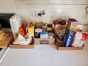 lot 3663 image: Assorted cooking supplies