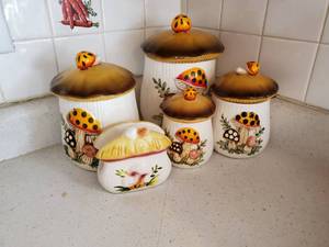 lot 3664 image: Matching mushroom canister set and napkin holder